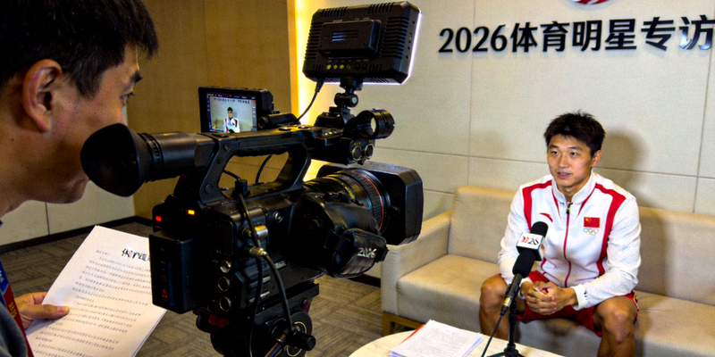 2026年体育明星专访纪录片配图，摄像机正在拍摄运动员访谈